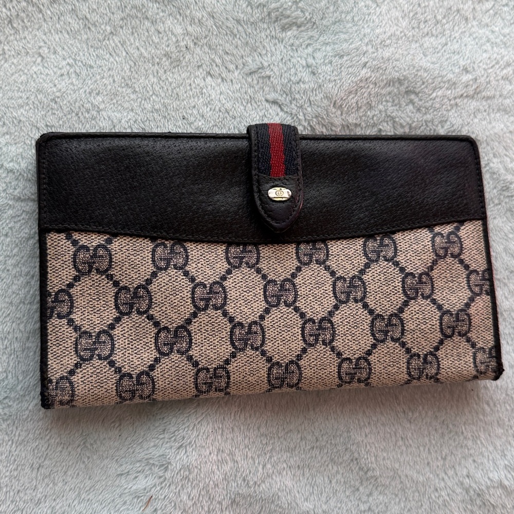 Gucci Black and Cream Monogram Clutch - Picture 16 of 16